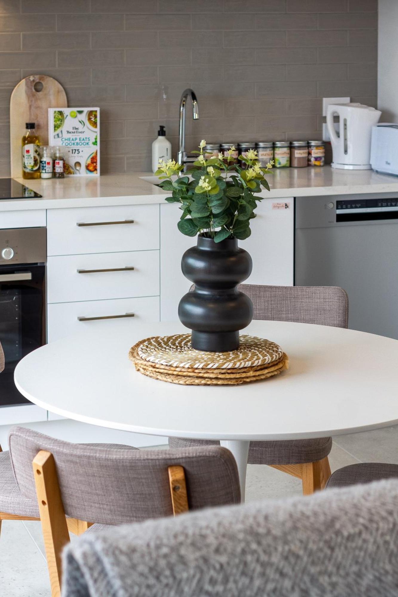2Br Townhouse: Cosy, Close To City, Car Park Крайстчърч Екстериор снимка